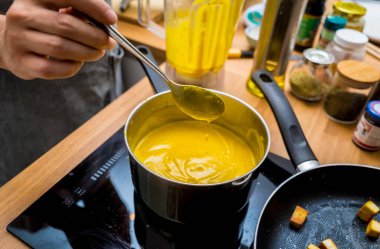 Şef mutfakta tofu ve sebzeli kabak lapası hazırlıyor..