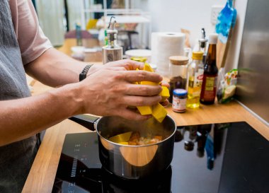 Şef mutfakta tofu ve sebzeli kabak lapası hazırlıyor..