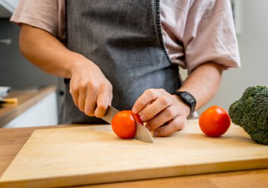 Şef mutfakta sebzeli soya peyniri hazırlıyor..