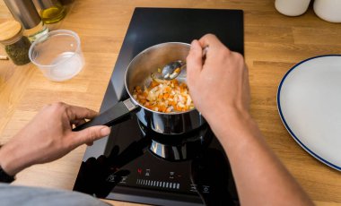 Şef mutfakta avokadoyla sağlıklı kinoa kasesi hazırlıyor..