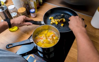 Şef mutfakta tofu ve sebzeli kabak lapası hazırlıyor..