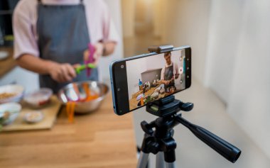 Şef atölyeden canlı yayında vejetaryen masajcı körisinin nasıl hazırlanacağını anlatıyor..