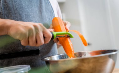 Şef mutfakta tatlı patates ve baharatlı masör körisi hazırlıyor..