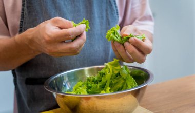 Şef mutfakta baharatlı cam erişte salatası hazırlıyor..