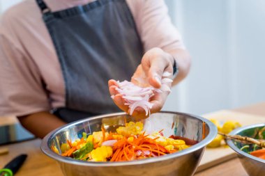 Şef atölyeden canlı yayın yapıyor. Baharatlı cam erişte salatası nasıl hazırlanır?.
