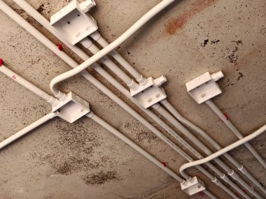 İnşaat alanındaki elektrik kabloları tamamlandı ve tavandan askıya alındı..