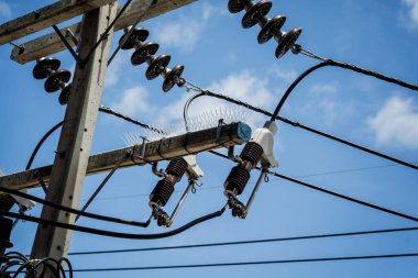 Parlak mavi gökyüzüne çeşitli elektrik ekipmanları yerleştirildi..