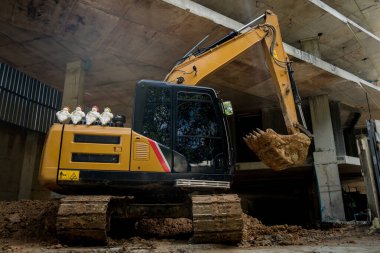 Bir buldozer tarafından önemli bir toprak yığını çıkarılıyor..