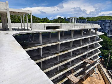 İnşaat halindeki su birikintisiyle büyük bir bina..