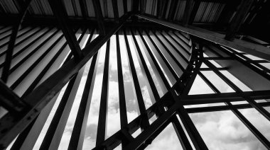 İnşaat alanındaki tahta levhaların mimari tarzına katkıda bulunduğu bir yapı..