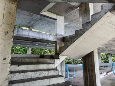 Beton elementlerle inşa edilmiş bir merdiven seti..