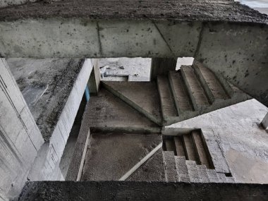 Beton elementlerle inşa edilmiş bir merdiven seti..