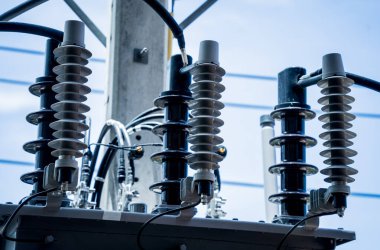 Parlak mavi gökyüzüne çeşitli elektrik ekipmanları yerleştirildi..