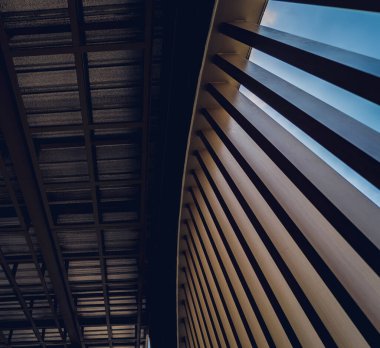 İnşaat alanındaki tahta levhaların mimari tarzına katkıda bulunduğu bir yapı..