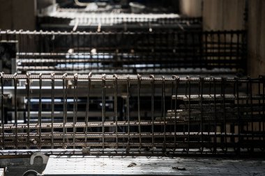 Çelik demirle güçlendirilmiş beton temeli gösteren bir inşaat alanı..