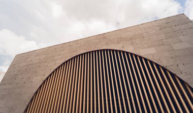 İnşaat alanındaki tahta levhaların mimari tarzına katkıda bulunduğu bir yapı..