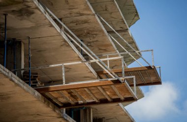 Yeni bir modern çok katlı bina yapım aşamasında..