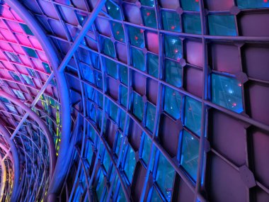 Parlak mor ve mavi tavan ışıklarıyla nefes kesici bir tünel..