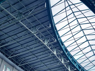 Önemli miktarda cam içeren modern bir çatı..