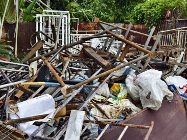 Çöp yığını, bir kova, halat, şişeler ve çöp sahasında diğer eşyalar..