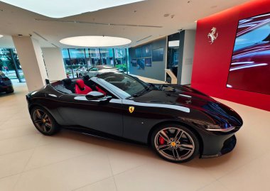 KUALA LUMPUR, MALAYSIA - 20 Ağustos 2024: Ferrari 'nin Kuala Lumpur' daki galerisi.