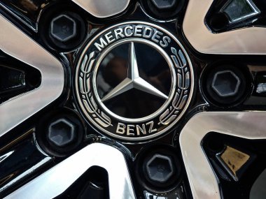 KUALA LUMPUR, MALAYSIA - 20 AĞUSTOS 2024: Mercedes araba galerisi Kuala Lumpur 'da.