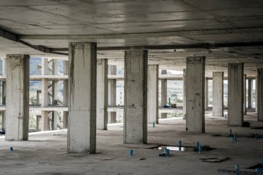 Yeni bir modern çok katlı bina yapım aşamasında..