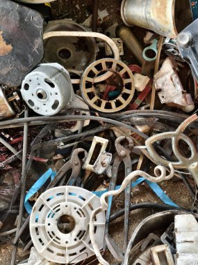 Çöp yığını, bir kova, halat, şişeler ve çöp sahasında diğer eşyalar..