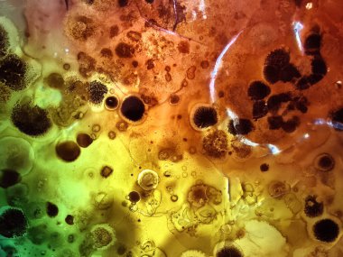 Gökkuşağı renkli bir sıvının çok güzel detaylı bir görüntüsü..