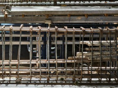 Çelik demirle güçlendirilmiş beton temeli gösteren bir inşaat alanı..