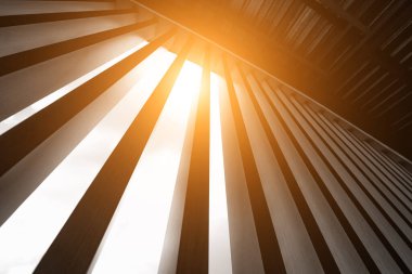 İnşaat alanındaki tahta levhaların mimari tarzına katkıda bulunduğu bir yapı..