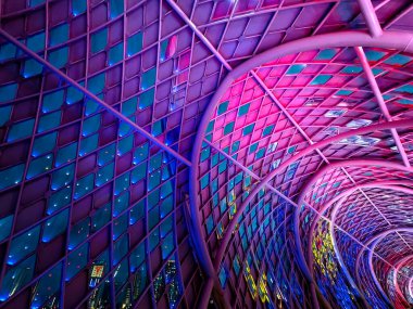 Parlak mor ve mavi tavan ışıklarıyla nefes kesici bir tünel..