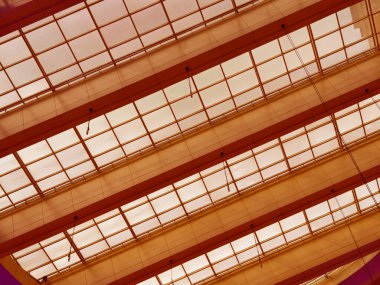 Önemli miktarda cam içeren modern bir çatı..