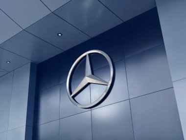 KUALA LUMPUR, MALAYSIA - 20 AĞUSTOS 2024: Mercedes araba galerisi Kuala Lumpur 'da.