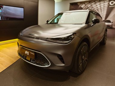 KUALA LUMPUR, MALAYSIA - 20 AĞUSTOS 2024: Mercedes araba galerisi Kuala Lumpur 'da.