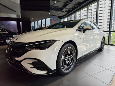 KUALA LUMPUR, MALAYSIA - 20 AĞUSTOS 2024: Mercedes araba galerisi Kuala Lumpur 'da.