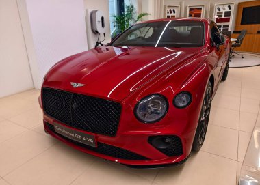 KUALA LUMPUR, MALAYSIA - 20 AĞUSTOS 2024: Kuala Lumpur Bentley araba galerisi.