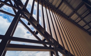 İnşaat alanındaki tahta levhaların mimari tarzına katkıda bulunduğu bir yapı..