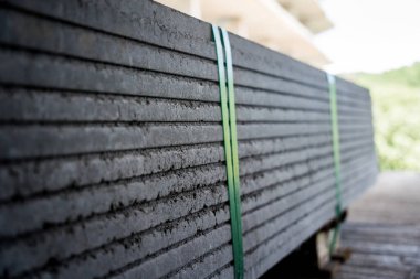 İnşaat alanında büyük bir yığın beton döşeme.