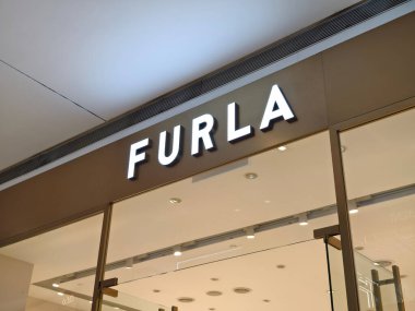 KUALA LUMPUR, MALAYSIA - 28 AĞUSTOS 2024: Büyük alışveriş merkezindeki Furla marka perakende mağazası.