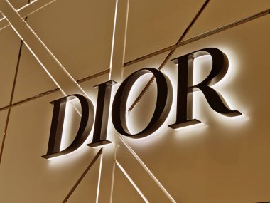 KUALA LUMPUR, MALAYSIA - 28 AĞUSTOS 2024: Büyük alışveriş merkezindeki Dior marka perakende mağazası.