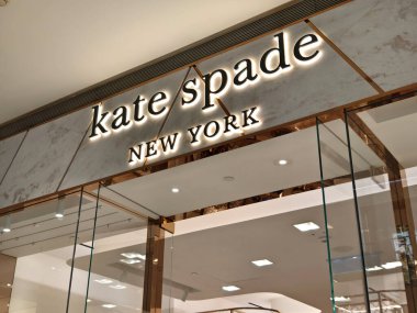 KUALA LUMPUR, MALAYSIA - 28 AĞUSTOS 2024: Büyük alışveriş merkezindeki Kate Spade marka perakende mağazası.