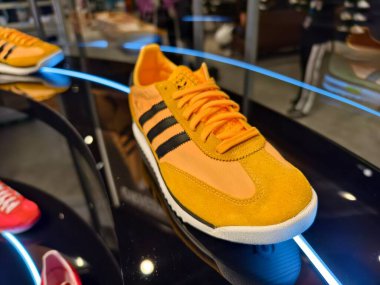 KUALA LUMPUR, MALAYSIA - 28 AĞUSTOS 2024: Büyük alışveriş merkezindeki Adidas marka perakende mağazası.