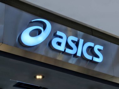KUALA LUMPUR, MALAYSIA - 28 AĞUSTOS 2024: Büyük alışveriş merkezindeki Asics marka perakende mağazası.