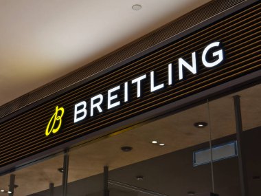 KUALA LUMPUR, MALAYSIA - 28 Ağustos 2024: Büyük alışveriş merkezindeki Breitling marka perakende mağazası.