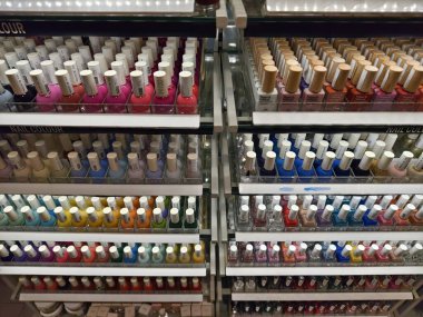 KUALA LUMPUR, MALAYSIA - 28 AĞUSTOS 2024: HM büyük alışveriş merkezindeki perakende satış mağazası.