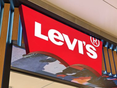 KUALA LUMPUR, MALAYSIA - 28 AĞUSTOS 2024: Büyük alışveriş merkezindeki Levis marka perakende mağazası.