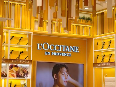 KUALA LUMPUR, MALAYSIA - 28 AĞUSTOS 2024: Büyük alışveriş merkezindeki Loccitane marka perakende mağazası.
