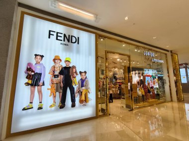 KUALA LUMPUR, MALAYSIA - 28 AĞUSTOS 2024: Büyük alışveriş merkezindeki Fendi marka perakende mağazası.