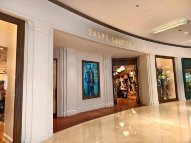 KUALA LUMPUR, MALAYSIA - 28 AĞUSTOS 2024: Ralph Lauren büyük alışveriş merkezindeki perakende satış mağazası.